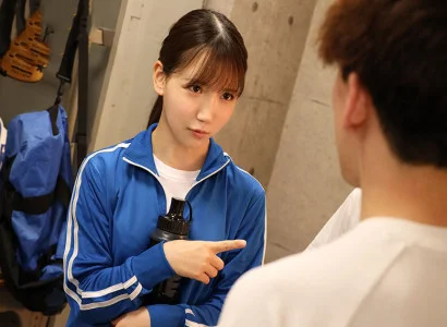 nhóm bạn trong câu lạc bộ bóng đá quan hệ tập thể với cô gái xinh ở góc sân