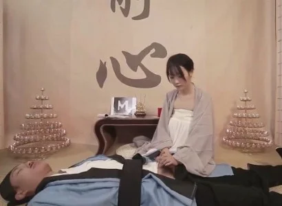 Nữ tu xinh đẹp lo lắng cho vị đạo sĩ bị thương