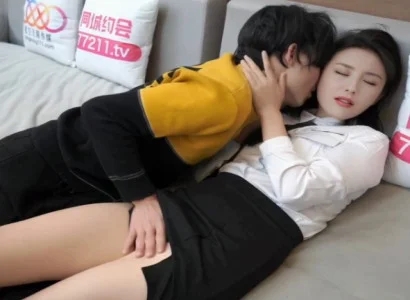 Cô thư ký trẻ lén phục vụ sếp trong văn phòng vì tiền