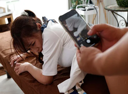 Trong lúc triệt lông quá hưng phấn nên đè ra