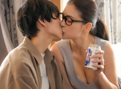 Anh chàng bị người yêu cắm sừng được chị hàng xóm an ủi bằng những cử chỉ ấm áp