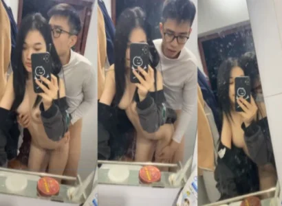 Cặp sinh viên trẻ cùng làm tình nhau trước gương