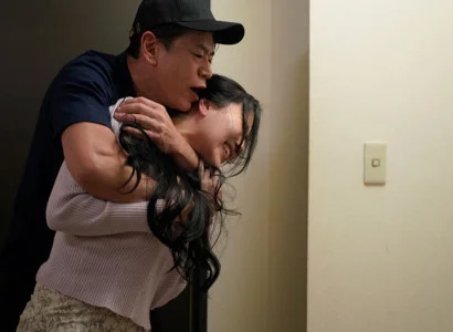 Nữ ca sĩ bị fan thô bạo xâm hại vì sức hút khó cưỡng