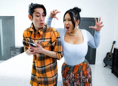 Đứa con trai làm cho mẹ kế xăm trổ hàng múp đạt cực khoái