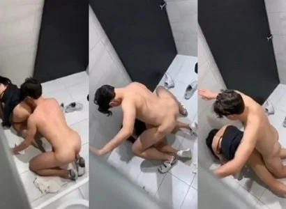 Họ quan hệ với nhau trong WC