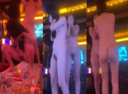 Cô gái nhảy múa thoát y vô cùng khiêu dâm nơi quán karaoke