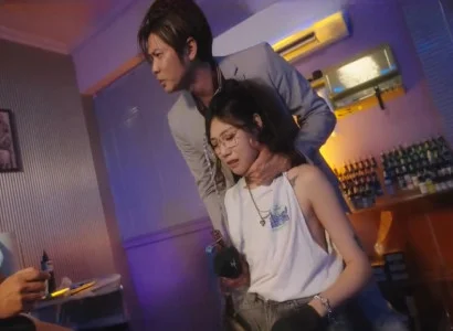 Cô gái chủ tiệm bị cưỡng hiếp bởi tập thể