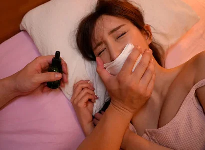 Kẻ đó chuốc thuốc mê vào thức uống của cô em họ xinh đẹp và quan hệ